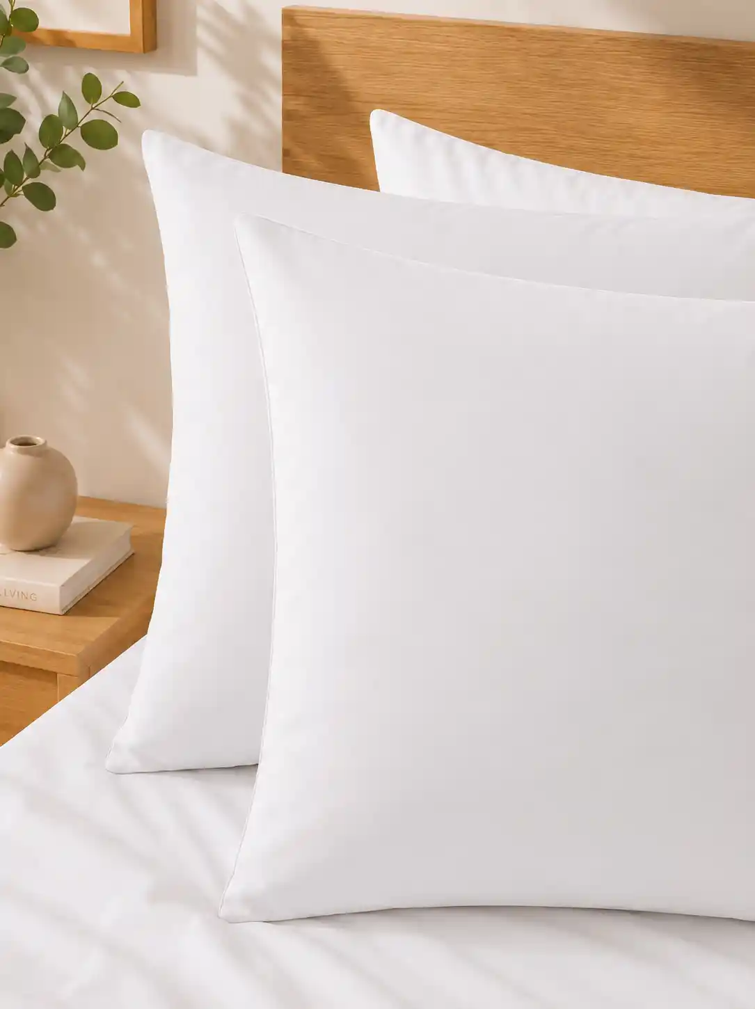 Coppia cuscini bianchi microfibra sul letto