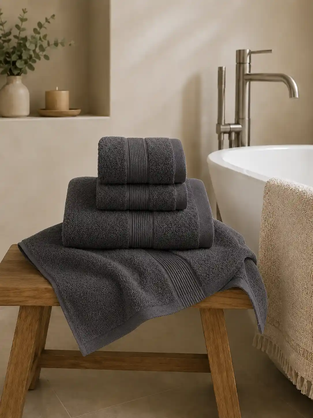 set 4 asciugamani in cotone antracite davanti alla vasca da bagno